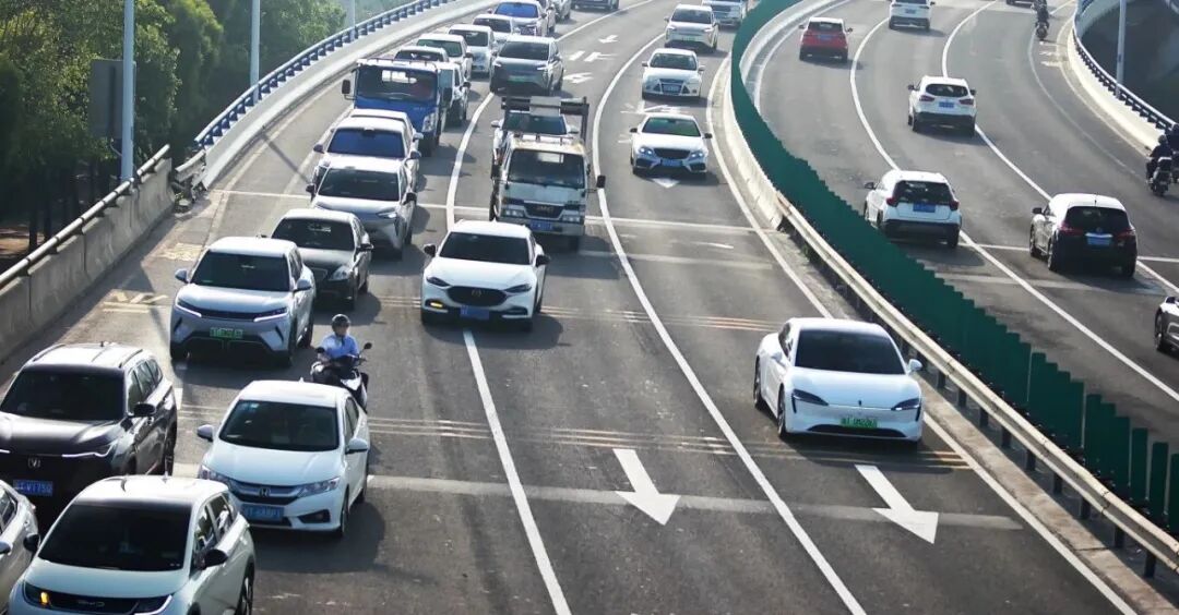 蝴蝶桥匝道车流实拍 蝴蝶桥匝道车流实拍